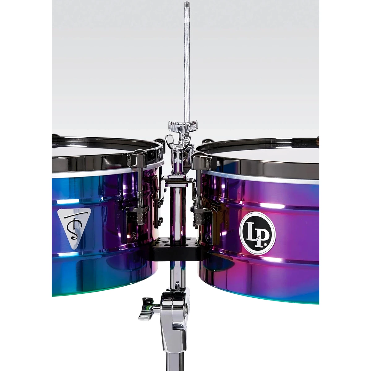 Set de timbales profesionales Latin Percussion LP257-TS Tito Puente Signature de acero inoxidable con herrajes dorados y soporte cromado de frente.