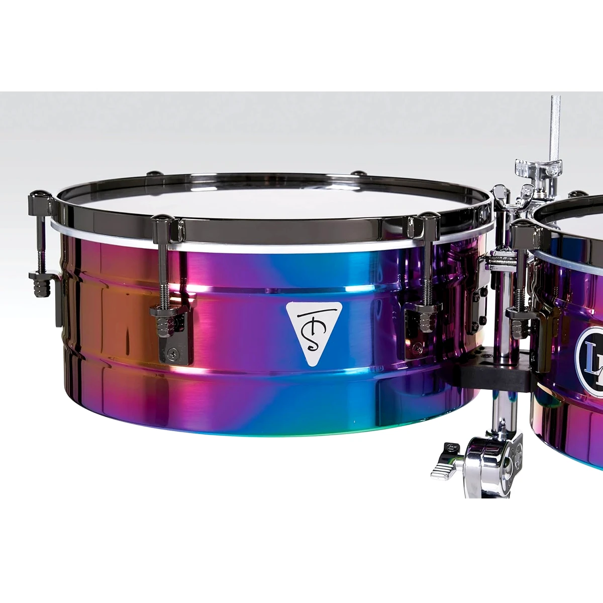 Set de timbales profesionales Latin Percussion LP257-TS Tito Puente Signature de acero inoxidable con herrajes dorados y soporte cromado de frente.