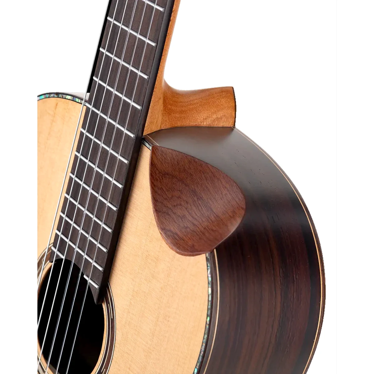 Guitarra clásica de concierto Tres Pinos TPCG-1200 NT acabado natural brillante con cuerdas de nylon de frente.