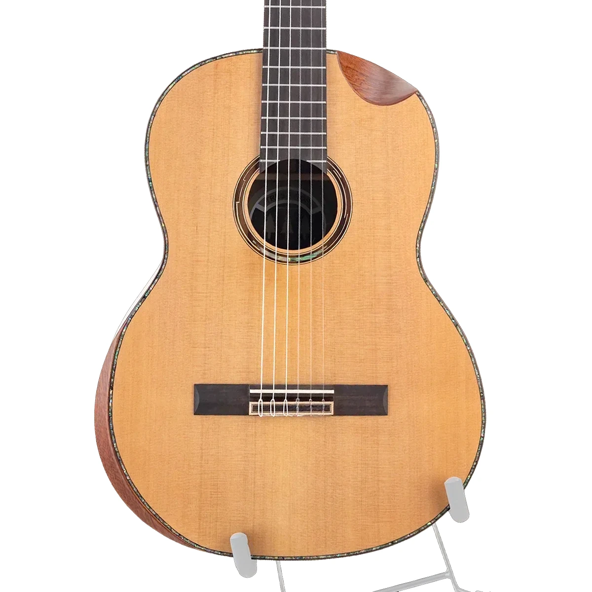 Guitarra clásica de concierto Tres Pinos TPCG-1200 NT acabado natural brillante con cuerdas de nylon de frente.
