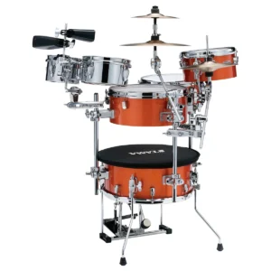 Batería acústica de 4 piezas TAMA Club-JAM Kit modelo CJB46C con brazo de platillo curvo montado al bombo.