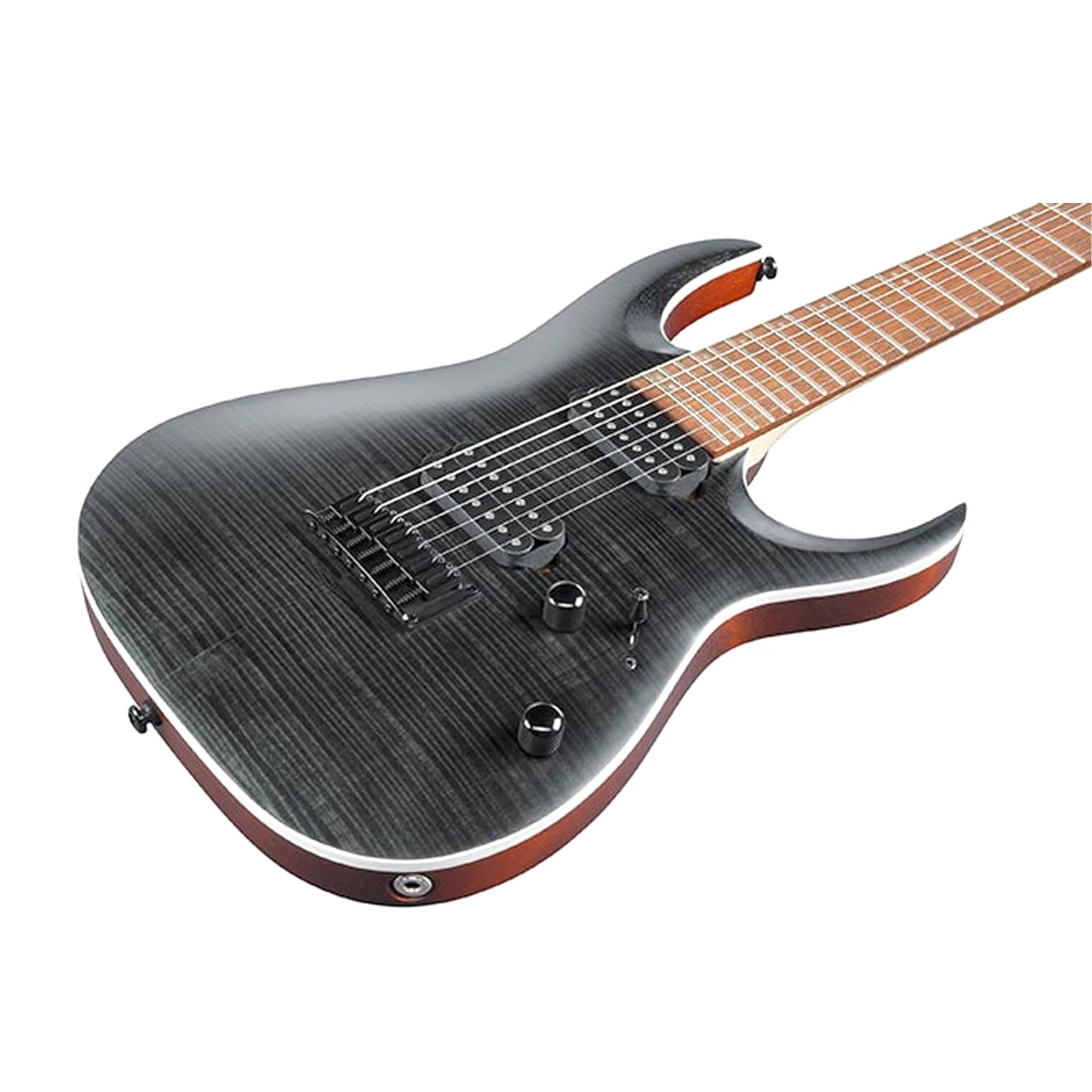 Primer plano de la tapa arqueada de arce flameado y el puente fijo F107 de la guitarra de 7 cuerdas Ibanez RGA742FM-TGF.