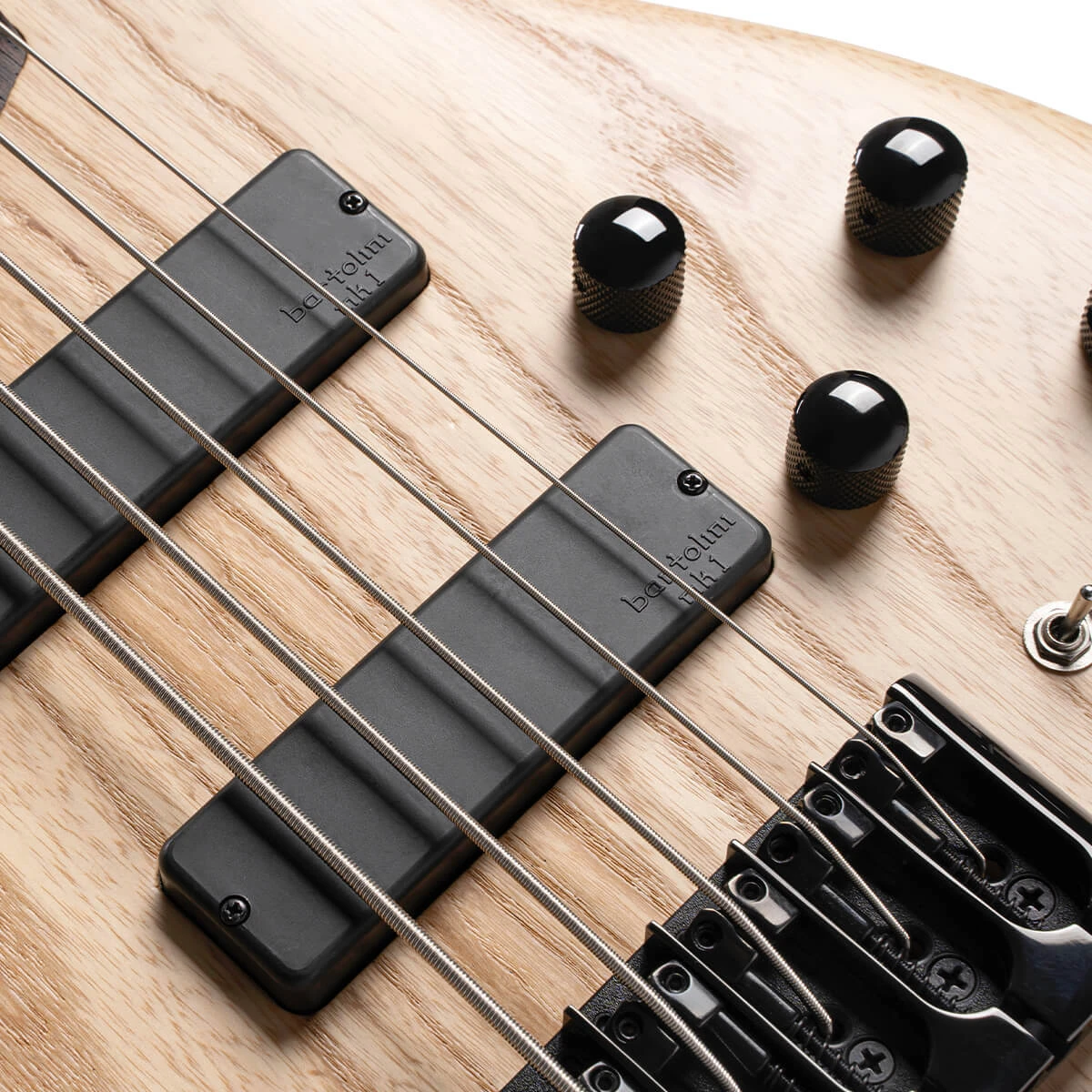 Bajo eléctrico de 5 cuerdas Cort Artisan B5 Element con pastillas Bartolini de frente.